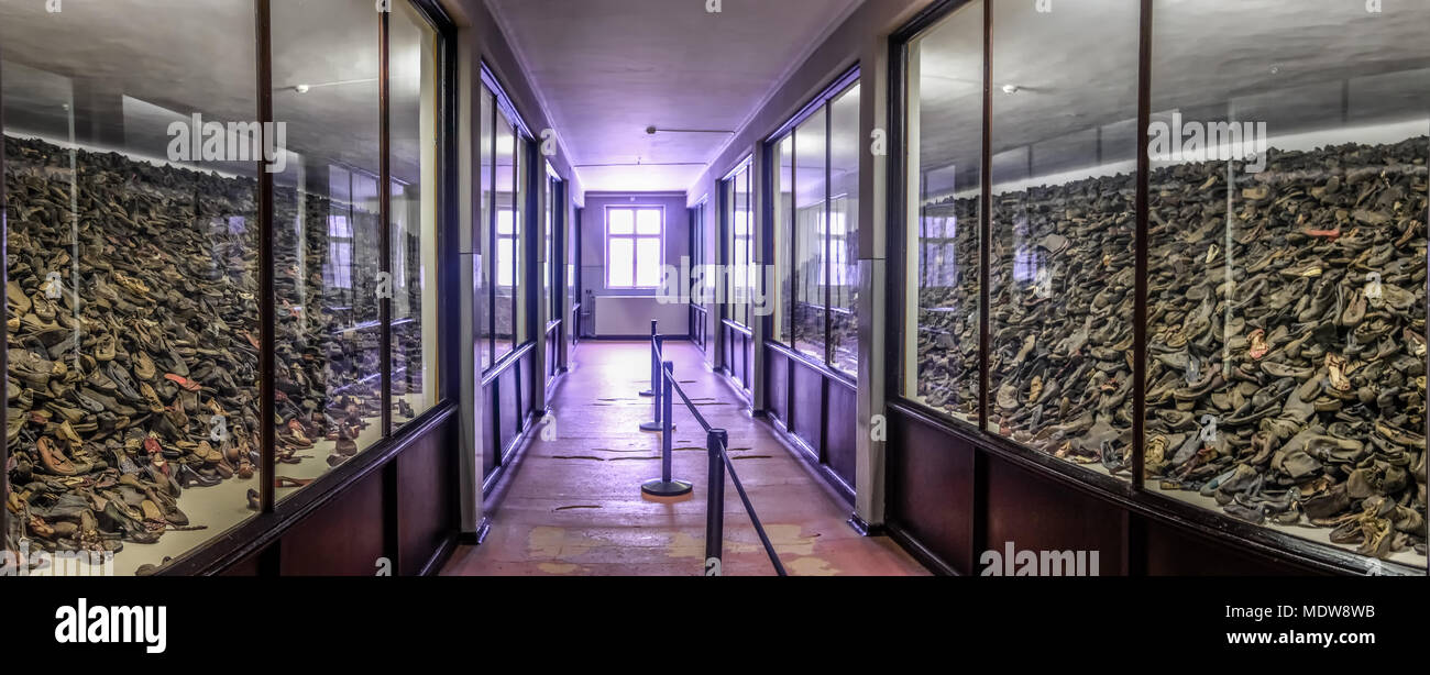 Oswiecim / Pologne - 02.15.2018 : Alley avec des tas de chaussures prises de détenus en camp de concentration d'Auschwitz Museum. Banque D'Images