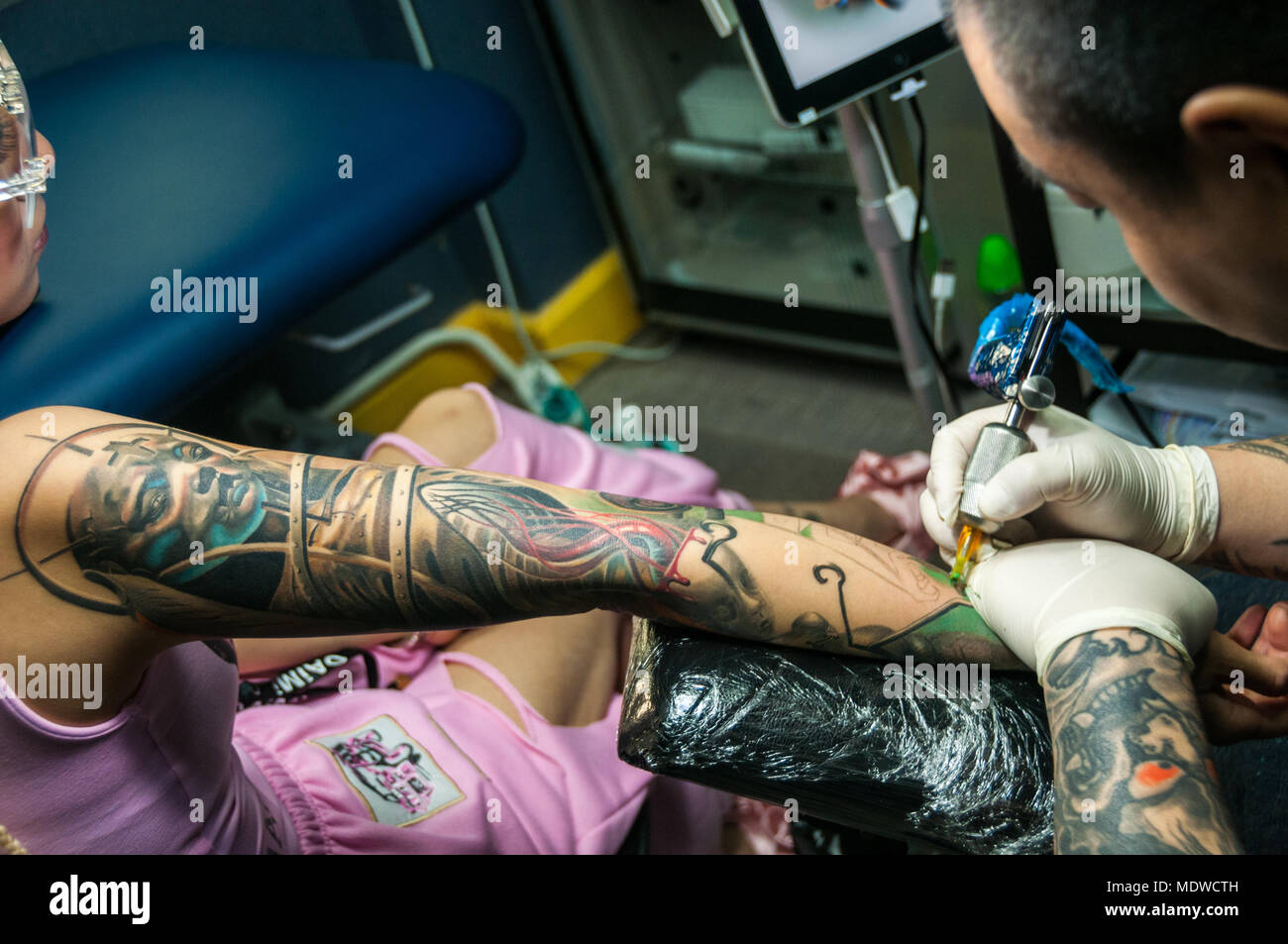 Juste une femme tatouage Shao client un tatouage biomécanique 3D. Banque D'Images