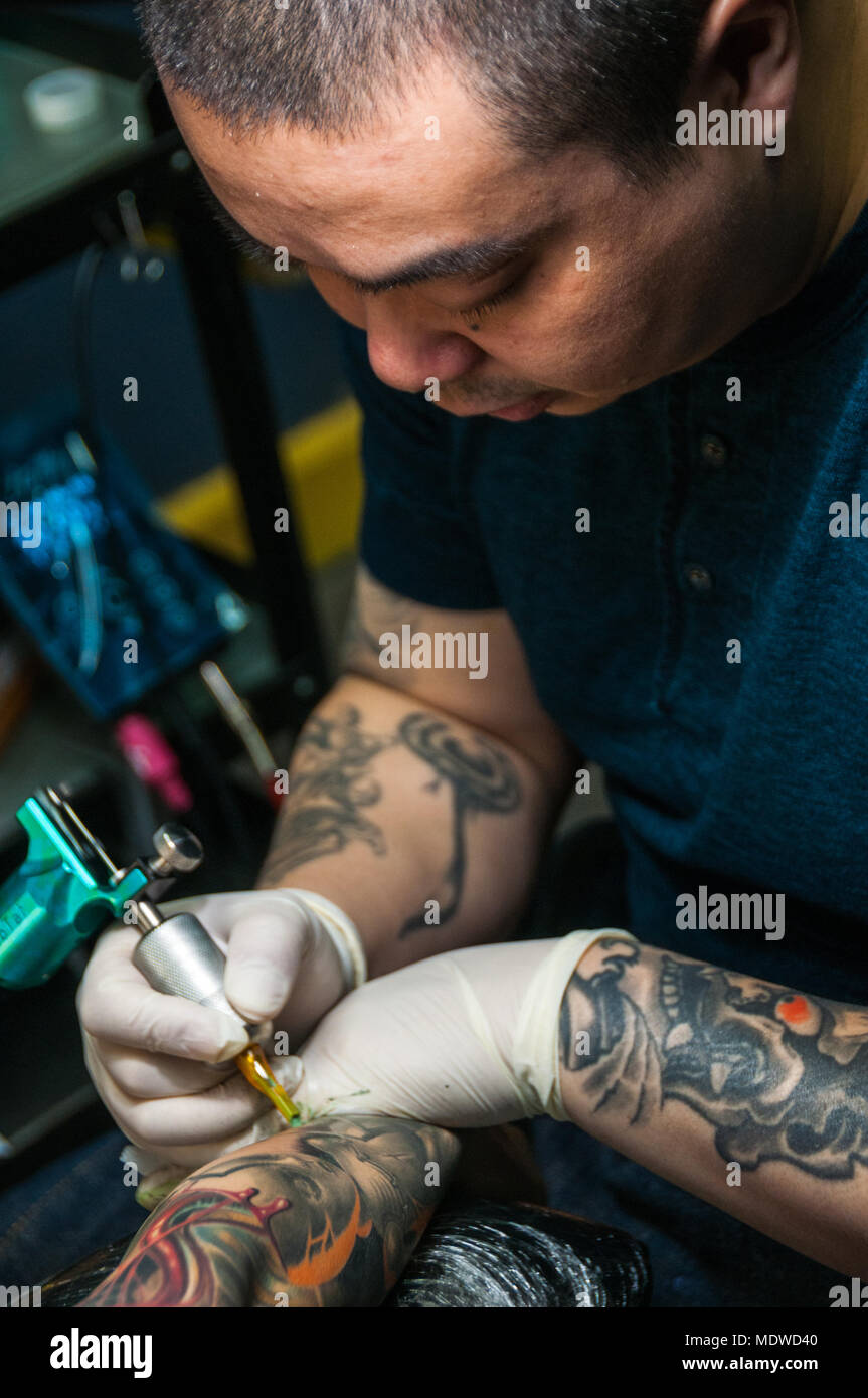Juste une femme tatouage Shao client un tatouage biomécanique 3D. Banque D'Images