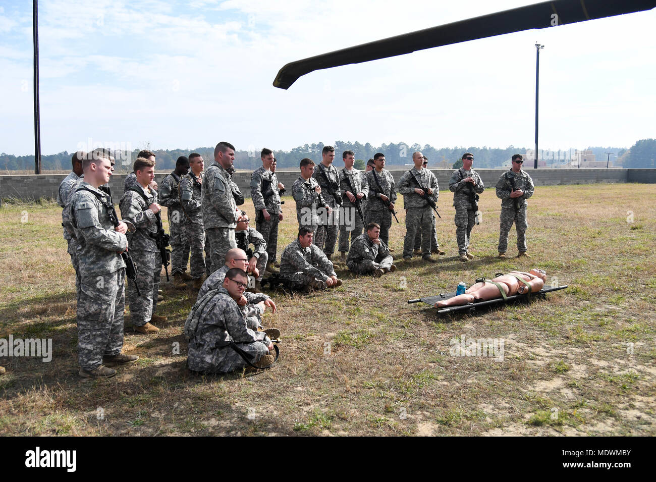 Les soldats de l'armée américaine avec 3e Bataillon du 82e bataillon de l'aviation d'appui général, 82e Brigade d'aviation de combat, 82nd Airborne Division, au sein de la Force d'assaut de l'Aigle, conduite et charge à chaud froid avec la formation des soldats du 3e Escadron, 71e Régiment de cavalerie de l'Escadron 'Ghost' 1ère Brigade Combat Team, 10e Division de Montagne 3 décembre 2017 à Ft. Polk, en Louisiane. Groupe de travail et l'agression de l'Aigle 1BCT, 10e Mountain va appuyer la 1ère Brigade d'aide des forces de sécurité au cours de sa rotation. Banque D'Images