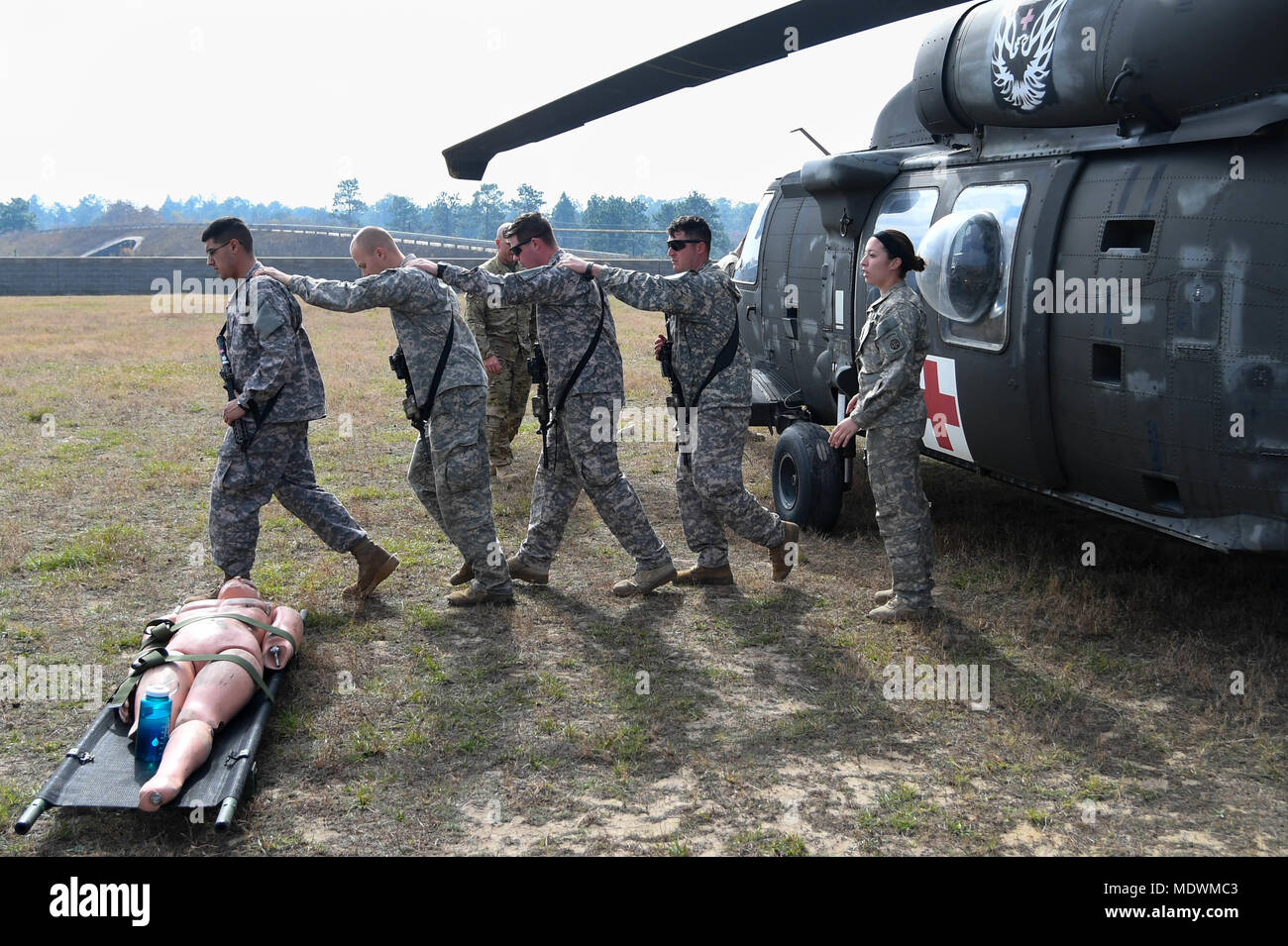 Les soldats de l'armée américaine avec 3e Bataillon du 82e bataillon de l'aviation d'appui général, 82e Brigade d'aviation de combat, 82nd Airborne Division, au sein de la Force d'assaut de l'Aigle, conduite et charge à chaud froid avec la formation des soldats du 3e Escadron, 71e Régiment de cavalerie de l'Escadron 'Ghost' 1ère Brigade Combat Team, 10e Division de Montagne 3 décembre 2017 à Ft. Polk, en Louisiane. Groupe de travail et l'agression de l'Aigle 1BCT, 10e Mountain va appuyer la 1ère Brigade d'aide des forces de sécurité au cours de sa rotation. Banque D'Images