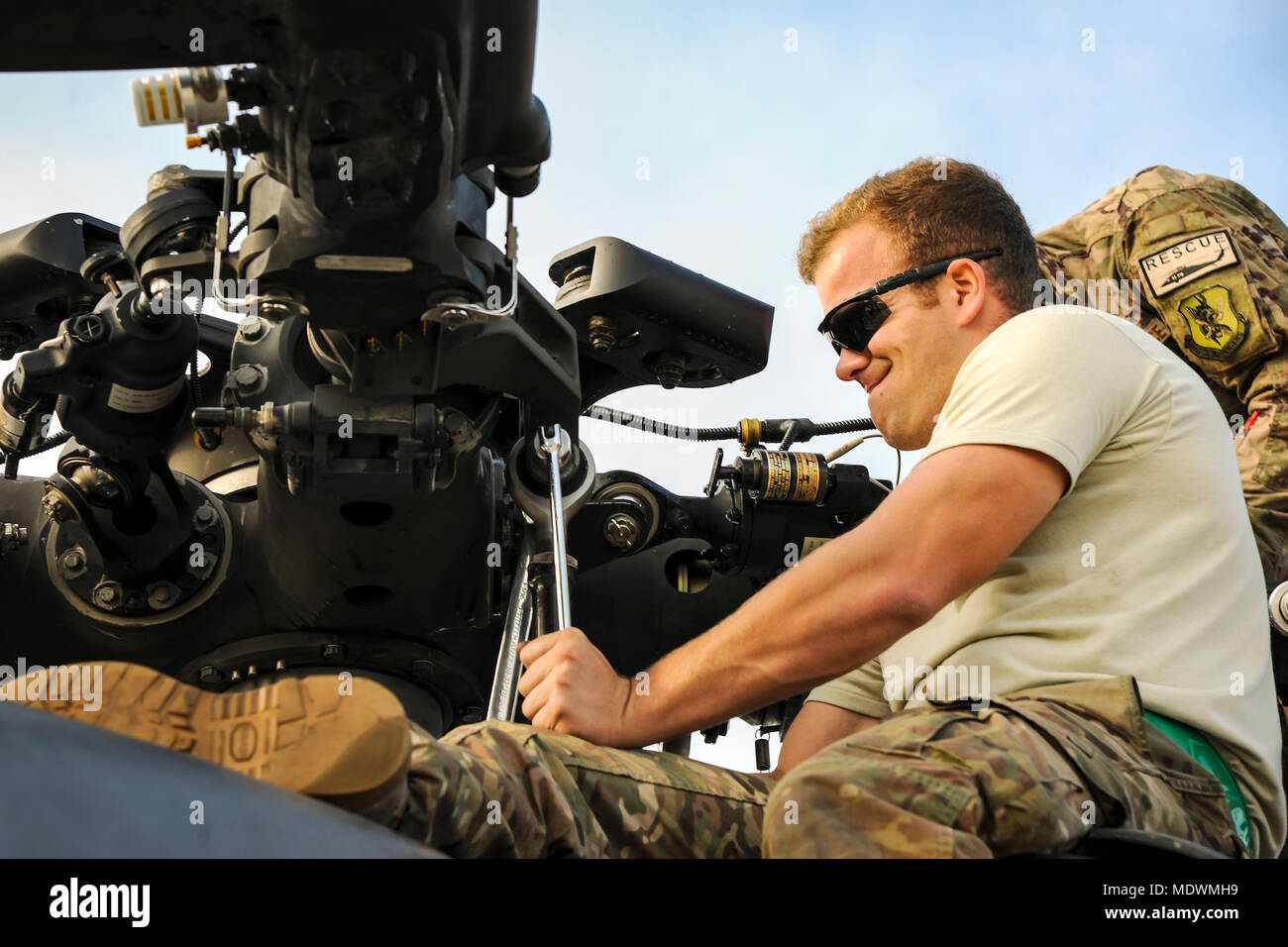 Le s.. Justin Willis, 723d e Escadron de maintenance crew chief, resserre un boulon sur le rotor d'un HH-60G Pave Hawk, 5 décembre 2017, Moody Air Force Base, en Géorgie dans le cadre d'une Phase 1, Phase 2, l'exercice 23d'aile est l'évaluation de ses opérations, d'entretien et de logistique pour déterminer sa volonté de déployer rapidement. Aviateurs de la 723e Escadron de maintenance des aéronefs d'pliée et pales du rotor de queue vers l'intérieur pour le rendre plus facile à transporter et puis déplié les rotors de l'hélicoptère de la pratique opérationnelle. (U.S. Air Force photo par Airman Eugène Oliver) Banque D'Images