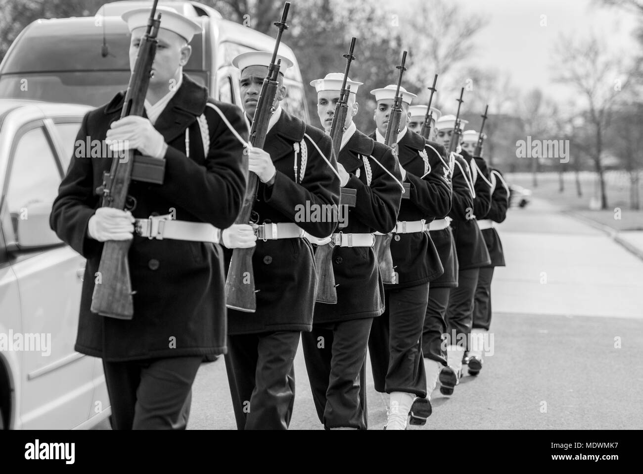 La Marine américaine Garde de cérémonie tirant partie de participer à l'honneur de funérailles Radioman 3 classe de la Marine américaine Howard Bean dans l'article 60 de cimetière National d'Arlington, Arlington, Virginie, le 6 décembre 2017. Bean, avec 429 hommes d'équipage à bord du USS Missouri, a été tué dans les premières heures du matin de l'attaque sur Pearl Harbor après le navire chavire rapidement de nombreux hits de torpilles, 7 décembre 1941. Près de 400 de ces marins, y compris les haricots, n'ont pas indiqué après l'attaque et ont été enterrés dans des parcelles 46 au National Memorial Cemetery of the Pacific, également connu sous le nom de Punchbowl, dans Hono Banque D'Images