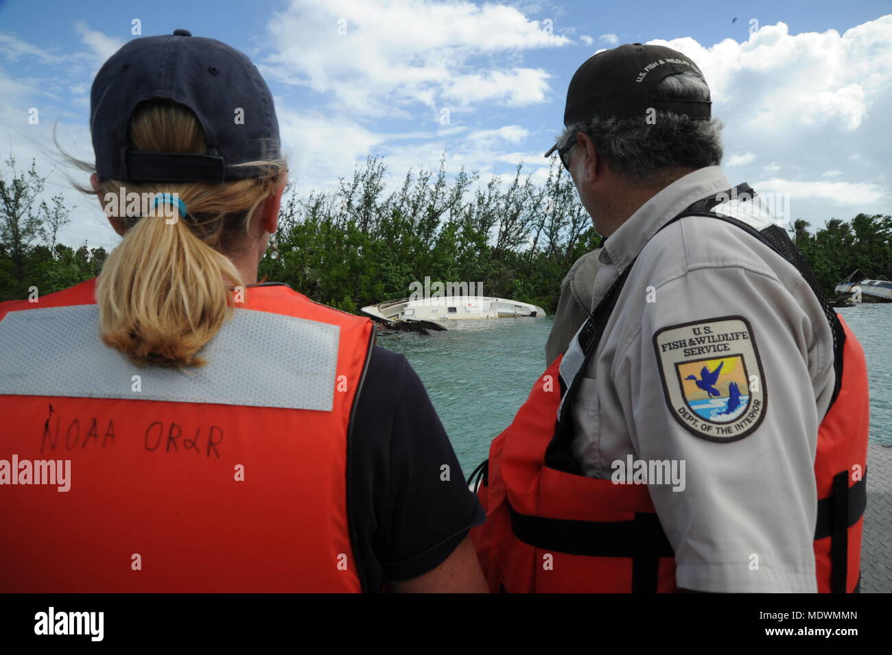 Catherine Berg avec la National Oceanic and Atmospheric Administration et Felix Lopez avec U.S. Fish and Wildlife Service, tant avec l'Ouragan Maria FSE-10 Réponse de Puerto Rico, d'évaluer les préoccupations environnementales entourant le sauvetage d'un navire coincé par l'Ouragan Maria, Isleta Marina, Porto Rico, le 6 décembre 2017. La mission du FSE-10 offre pas de frais pour les options de suppression de navires bloqués par l'Ouragan Maria ; les propriétaires de bateaux concernés sont priés d'appeler la hotline de sensibilisation des propriétaires de navire au (786) 521-3900 pour de l'assistance gratuite. (U.S. Photo de la Garde côtière du Maître de 2e classe Lisa F Banque D'Images