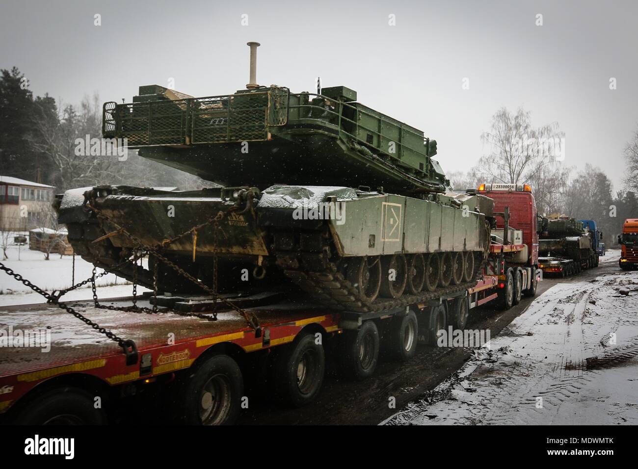 Un M-1 Abrams réservoir depuis le 5e Escadron, 4e régiment de cavalerie blindée, 2e Brigade Combat Team, 1re Division d'infanterie, est transporté par camion à plateau près de Adazi, la Lettonie le 7 décembre, 2017 dans le cadre d'un exercice de préparation à l'appui de la résolution de l'Atlantique. (U.S. Photo de l'armée par la CPS. Hubert D. Delany III/22e Détachement des affaires publiques mobiles) Banque D'Images