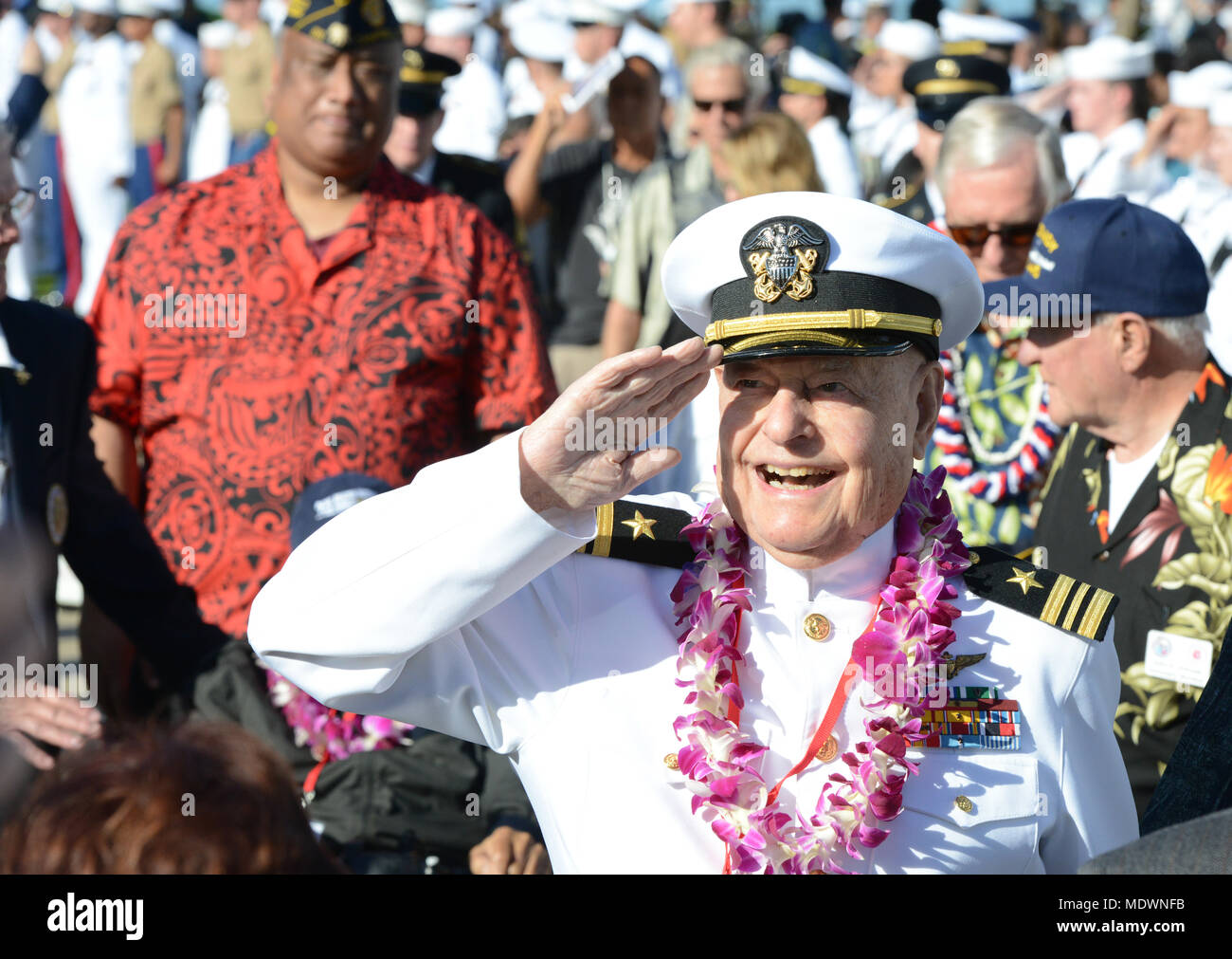 Louis Conter, un survivant de Pearl Harbor et vétéran de la Marine américaine, clignote un sourire et salue les militaires en service actif au cours de la 76e Commémoration de l'attaque de Pearl Harbor à la Deuxième Guerre mondiale, la Vaillance dans la Pacific National Monument, Oahu, 7 décembre 2017. Pearl Harbor survivants, les anciens combattants de la Seconde Guerre mondiale, les militaires, les anciens combattants et les civils se sont réunis pour se souvenir et payer leur respect à ceux qui ont combattu et ont perdu la vie lors de l'attaque sur Pearl Harbor. (U.S. Photo de la Garde côtière du Maître de 2e classe Tara Molle) Banque D'Images