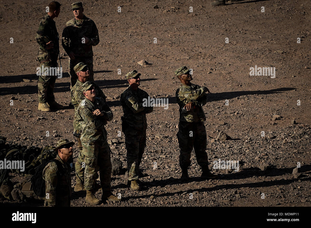 Des soldats américains de Battle Company, 1-32 Infanterie, 1ère Brigade Combat Team, 10e division de montagne, affecté à la Force opérationnelle combinée Force-Horn de l'Afrique (CJTF-HOA) Force de réaction de l'Afrique de l'Est (EARF), troupes observer l'achèvement du parcours commando français à Djibouti, Afrique, 3 décembre 2017. Les soldats ont terminé le parcours dans le cadre de la semaine deux cours de survie désert français dans lequel ils ont appris des notions de desert combat, la survie et les mouvements de troupes tout en comblant les obstacles linguistiques et culturels travaillant avec les forces françaises. Le but de l'EARF est de fournir rapidement tai Banque D'Images