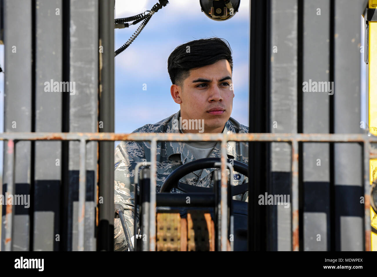 Un aviateur à partir de la 23ème escadron de préparation logistique opère un chariot élévateur, le 4 décembre 2017, Moody Air Force Base, Ga. Moody's Phase 1, Phase 2 l'essai de l'aile 23d'exploitation, de la maintenance et de la logistique de l'escadron était prête à déployer rapidement. Aviateurs à partir de la 23ème escadron de préparation logistique où évalués sur leur capacité d'inspecter 30 unités de cargaison estimée à 70 tonnes peser efficacement lorsque reçu rapidement. (U.S. Air Force photo par Airman Eugène Oliver) Banque D'Images