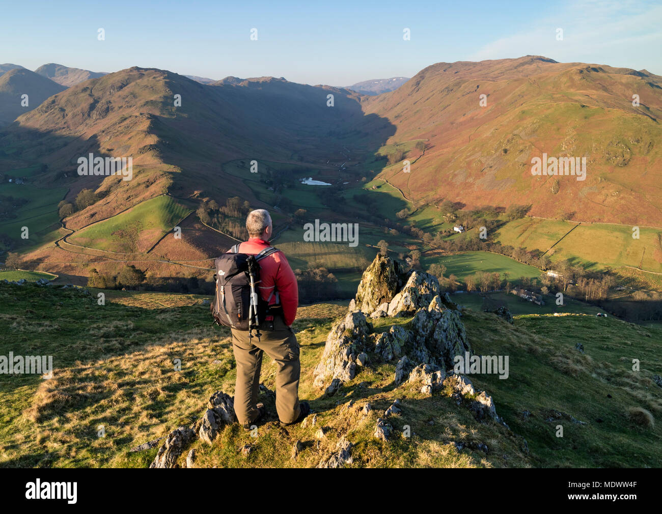 Beda a diminué (à gauche) et le lieu est tombé (à droite) avec le Boredale Valley (centre) Vu de l'Hallin tomba, Martindale, Lake District, Cumbria, Royaume-Uni. Banque D'Images