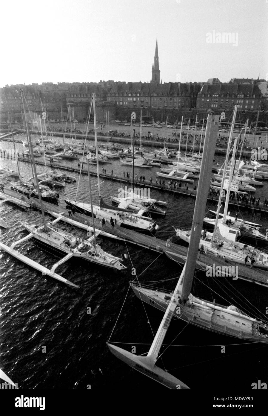 Nouvelles photos d'AJAX. 1982. ST.MALO, FRANCE. - ROUTE DU RHUM ENTRIES AMARRÉS DANS LE BASSIN VAUBIN AVANT LE DÉBUT. PHOTO:JONATHAN EASTLAND/AJAX REF : 821007 14A017 Banque D'Images