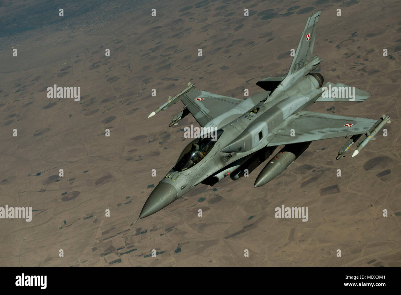 Un F-16 Fighting Falcon quitte pour poursuivre une mission après avoir reçu de carburant un KC-135 Stratotanker affecté à la 447e groupe expéditionnaire aérienne sur la Syrie, le 1er décembre 2017. L'Armée de l'Air polonaise est une branche militaire des Forces armées polonaises, en 2014 il était composé d'environ 16 425 militaires et autour de 475 appareils répartis dans 10 bases dans toute la Pologne. (U.S. Photo de l'Armée de l'air par le sergent. Paul Labbe) Banque D'Images