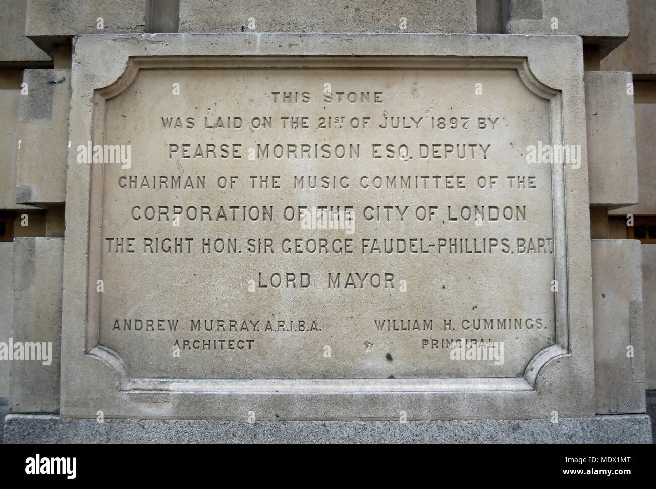 Pierre de fondation à la 1897 de l'emplacement de l'école de musique Guildhall, dans la ville de Londres, Angleterre Banque D'Images