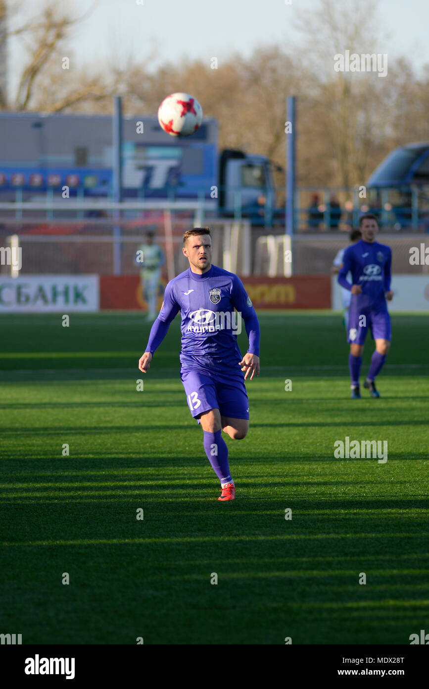 MINSK, BELARUS - 7 avril, 2018 : Soccer player with ball pendant le match de football Premier League entre Dinamo Minsk et Isloch FC au FC Stade de Minsk Banque D'Images