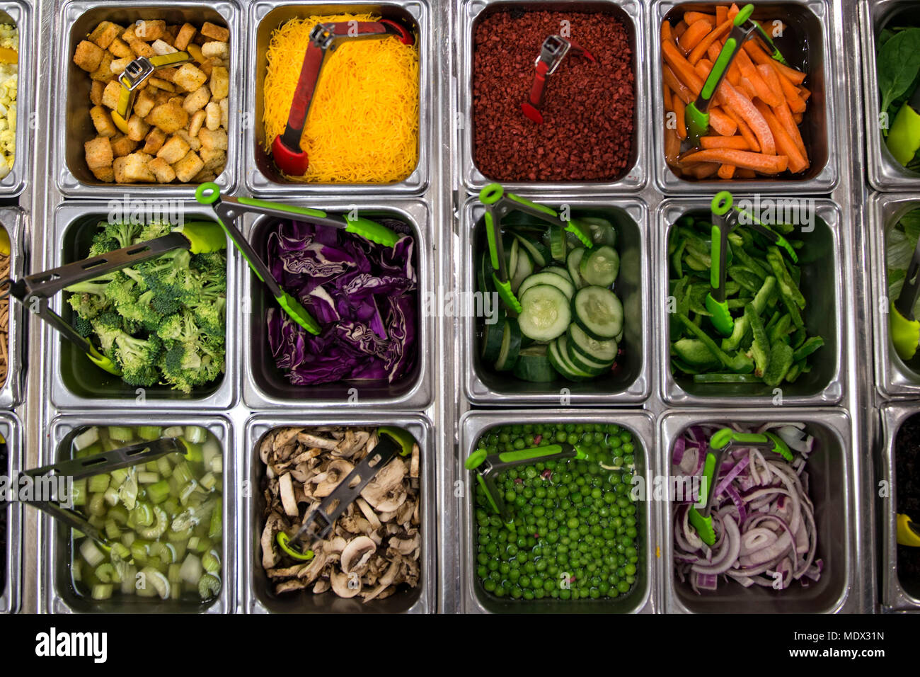 Le bar à salades est un comptoir de nourriture en libre-service offrant des ingrédients variés pour une préparation de salades personnalisée. La photographie d'archive documente les garnitures de salade disponibles pour le service à la salle à manger Georgia Pines, base aérienne de Moody, Géorgie, le 12 décembre 2017. Le tirage photographique historique rend compte de l'infrastructure de service alimentaire institutionnelle au sein d'une installation de l'US Air Force. Banque D'Images