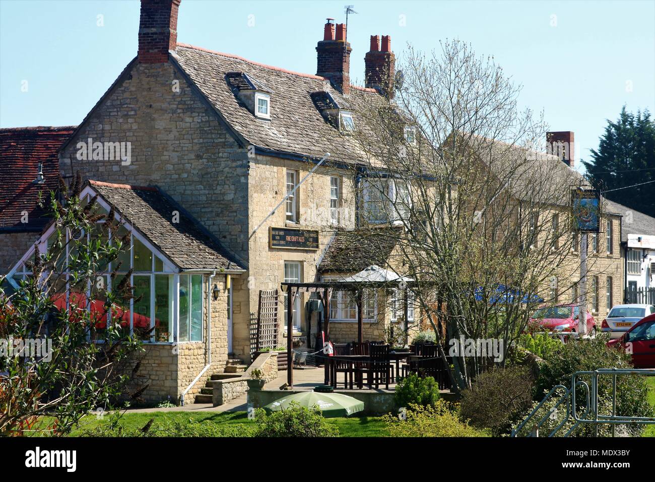 'Le rocher de Gibraltar' pub / public house à la belle au soleil à quai, Enslow Oddington, Oxfordshire, UK Banque D'Images