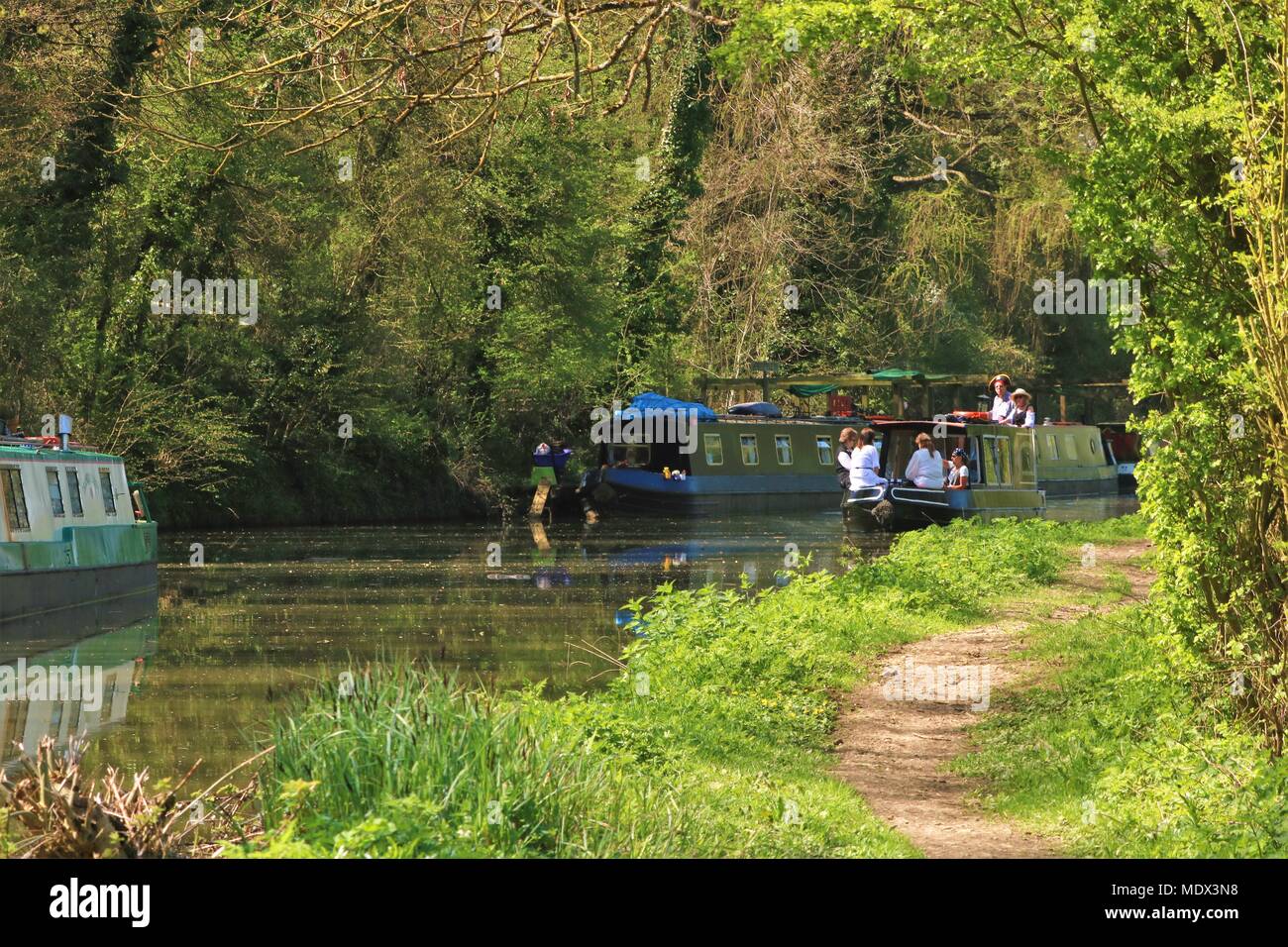 Bateaux / Canal barges à étirer de canal à quai, Enslow Oddington, Oxfordshire, UK lors d'une journée ensoleillée au printemps Banque D'Images