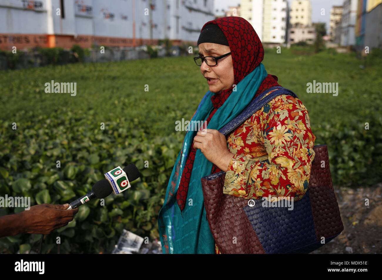 Dhaka, Bangladesh. Apr 20, 2018. Une mère d'une victime de l'effondrement du Rana Plaza building pleure comme elle donne une interview d'une exposition à réintégration victime en face de Rana Plaza, Savar. Credit : Md. Mehedi Hasan/ZUMA/Alamy Fil Live News Banque D'Images