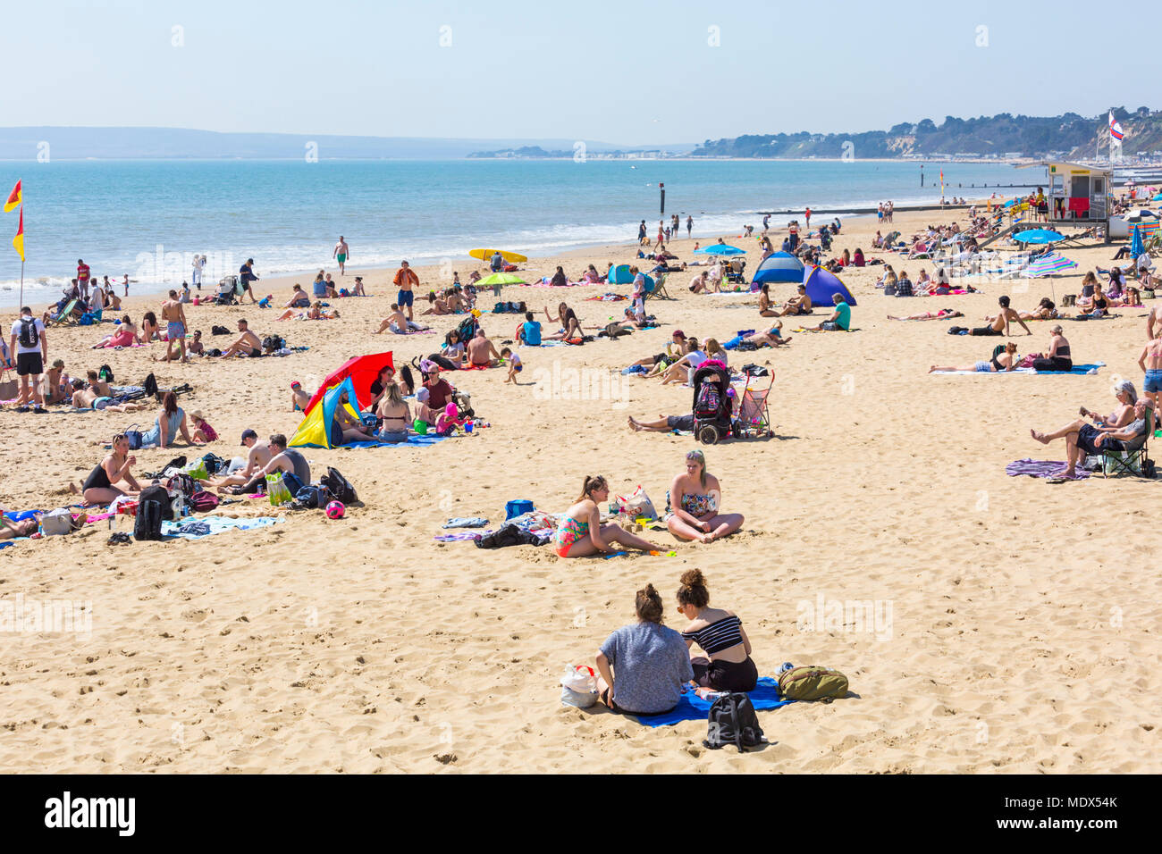 Bournemouth, Dorset, UK. 20 avril 2018. Météo France : les plages sont bondées de visiteurs affluent à la plage pour profiter du beau temps à Bournemouth. Credit : Carolyn Jenkins/Alamy Live News Banque D'Images