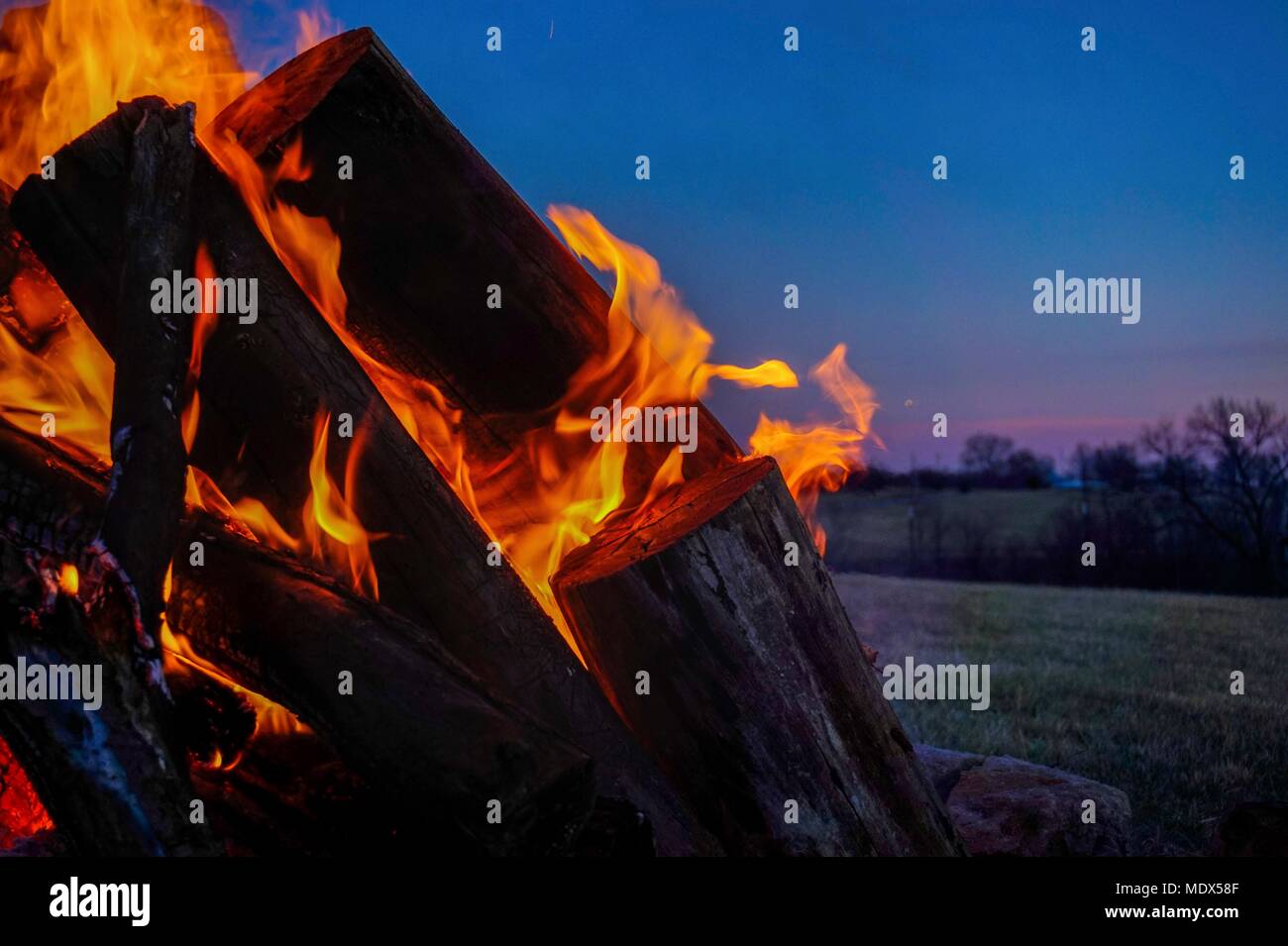 Un feu de bois allumé dans un espace libre, avec flammes bondissant et bois rougeoyant et des braises. Dans le monde entier, de l'utilisation | Image : pour une utilisation promotionnelle Prix sur demande. Banque D'Images