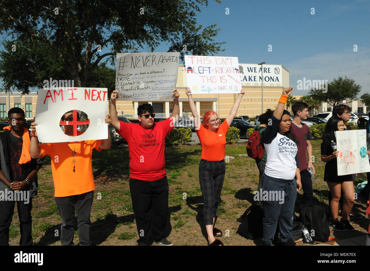 20 avril 2018 - Orlando, Floride, États-Unis - Les étudiants de Lake Nona High School, à Orlando, Floride, un non-sanctionnée par l'école de protestation contre la violence par arme à feu sur l'école, journée nationale de grève le 20 avril 2018, le 19e anniversaire de la fusillade de Columbine. Les élèves affirment qu'ils sont prêts à être discipliné par les responsables de l'école de leurs actions. (Paul Hennessy/Alamy) Crédit : Paul Hennessy/Alamy Live News Banque D'Images