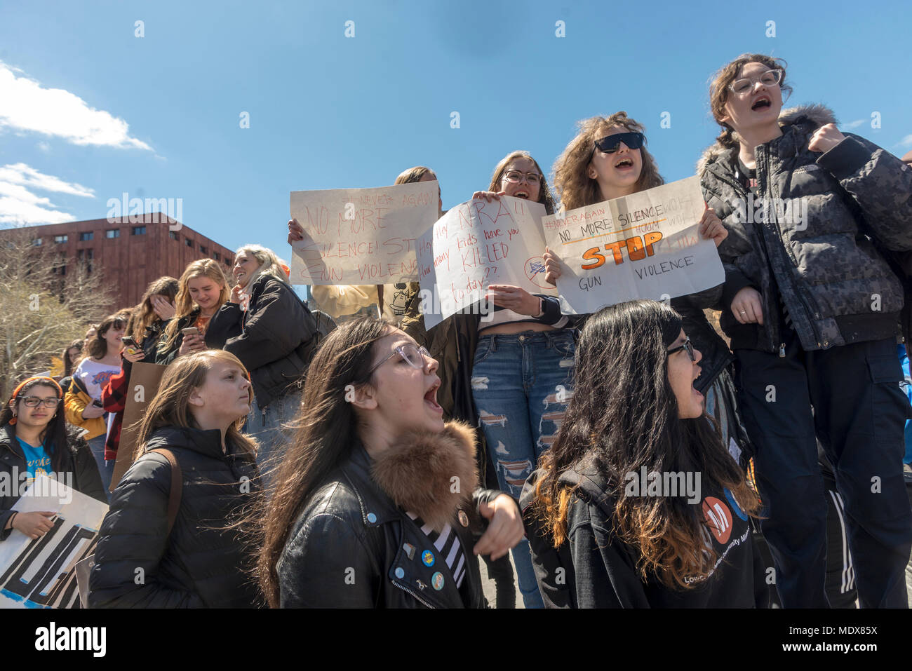 New York, NY - 20 avril 2018 - NATIONAL STUDENT WALK-OUT Les élèves sortis de la classe pour marquer le 19e anniversaire de la tuerie de Columbine. Plusieurs milliers se sont rassemblés à Washington Square Park appelant à des mesures de contrôle des armes à feu, y compris l'interdiction des armes d'assaut et d'un contrôle de fond. CREDIT : ©Stacy Walsh Rosenstock/Alamy Live News Banque D'Images