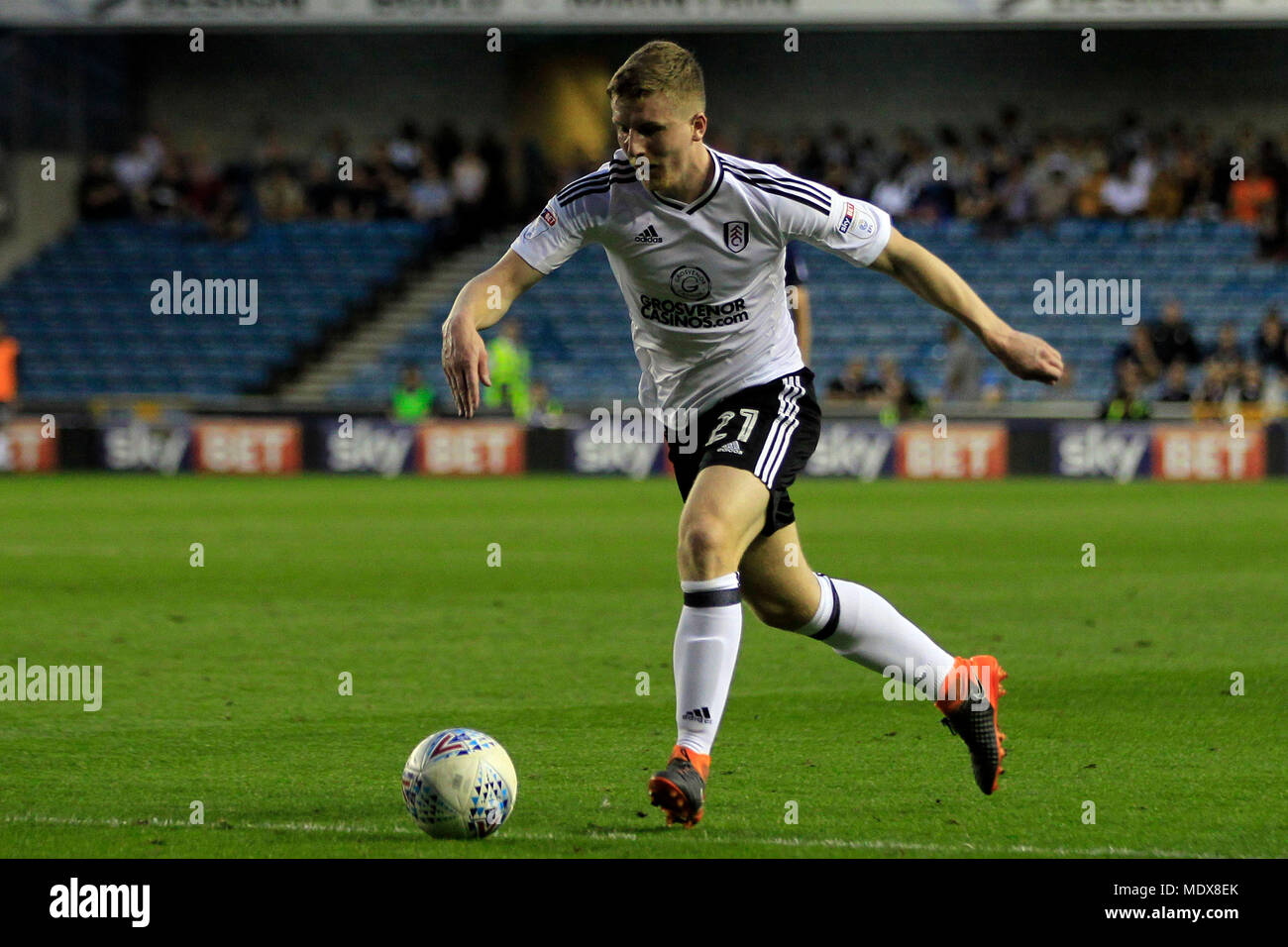 Londres, Royaume-Uni. 20 avril 2018. Matt Targett de Fulham en action. L'EFL Skybet, match de championnat v Millwall Fulham lors de la Den Stadium à Londres le vendredi 20 avril 2018. Cette image ne peut être utilisé qu'à des fins rédactionnelles. Usage éditorial uniquement, licence requise pour un usage commercial. Aucune utilisation de pari, de jeux ou d'un seul club/ligue/publicationspic BowenAndrew joueur par Steffan Verger la photographie de sport/Alamy live news Crédit : Andrew Orchard la photographie de sport/Alamy Live News Banque D'Images