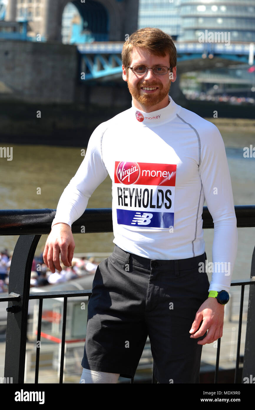 Brian Reynolds (USA) à un marathon de Londres Virgin Money photocall avant course de l'élite des athlètes handicapés, Tower Hotel, Londres, Royaume-Uni. L'ensemble de Reynolds double officiel ci-dessous-la- knee amputee world inscrits à la Chicago Marathon en octobre 2017 lorsqu'il a couru 3:06:31. À l'âge de quatre ans il avait ses deux jambes amputée sous le genou à cause des complications après avoir contracté la méningite. Il a pour objectif d'exécuter le premier sous-3:00 marathon par une double amputation. Le marathon, qui aura lieu le dimanche 22 avril est partie du monde Marathon Majors et aussi le monde Para athlétisme Marathon Coupe du monde. Banque D'Images