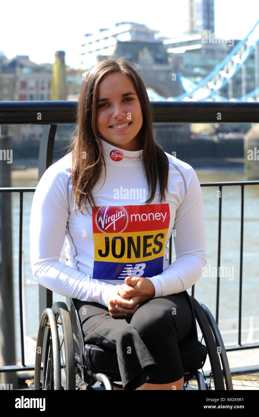 Jade Jones (GBR) à un marathon de Londres Virgin Money photocall avant course de l'élite des athlètes handicapés, Tower Hotel, Londres, Royaume-Uni. Jade Jones a fait ses débuts au marathon Marathon de Londres en 2014 à 18 ans après avoir remporté le Mini Marathon de Londres trois fois de suite de 2011 à 2013, deux fois briser le sous 17s record du parcours des filles. Elle n'a pas réussi à finir le marathon dans les 2015 et 2016 mais a fait une énorme amélioration pour placer cinquième l'année dernière en 1:51:46. Le marathon, qui aura lieu le dimanche 22 avril est partie du monde Marathon Majors et aussi le monde Para athlétisme Marathon World Cu Banque D'Images