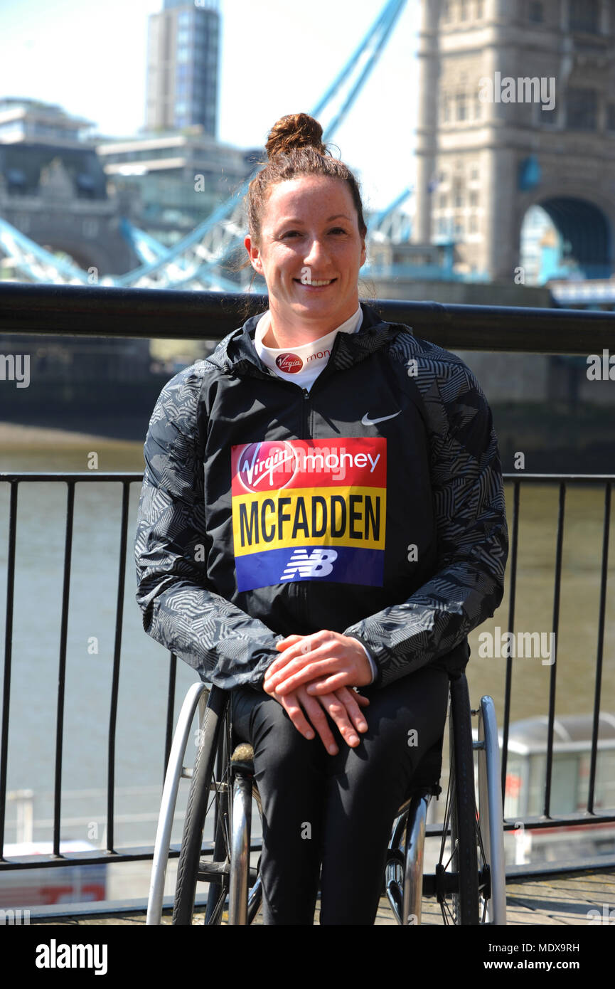 Tatyana McFadden (USA) à un marathon de Londres Virgin Money photocall avant course de l'élite des athlètes handicapés, Tower Hotel, Londres, Royaume-Uni. McFadden a dominé la course de marathon pour quatre ans, aller invaincu à Boston, Londres, Chicago et New York de 2012 à 2016, et a remporté 13 courses d'affilée jusqu'à battu à Tokyo en février 2016. En 2013, elle est devenue la première athlète à remporter tous les quatre en un an, et l'exploit répété chaque année jusqu'en 2017. Le marathon, qui aura lieu le dimanche 22 avril est partie du monde Marathon Majors et aussi le monde Para athlétisme Marathon Coupe du monde. Banque D'Images