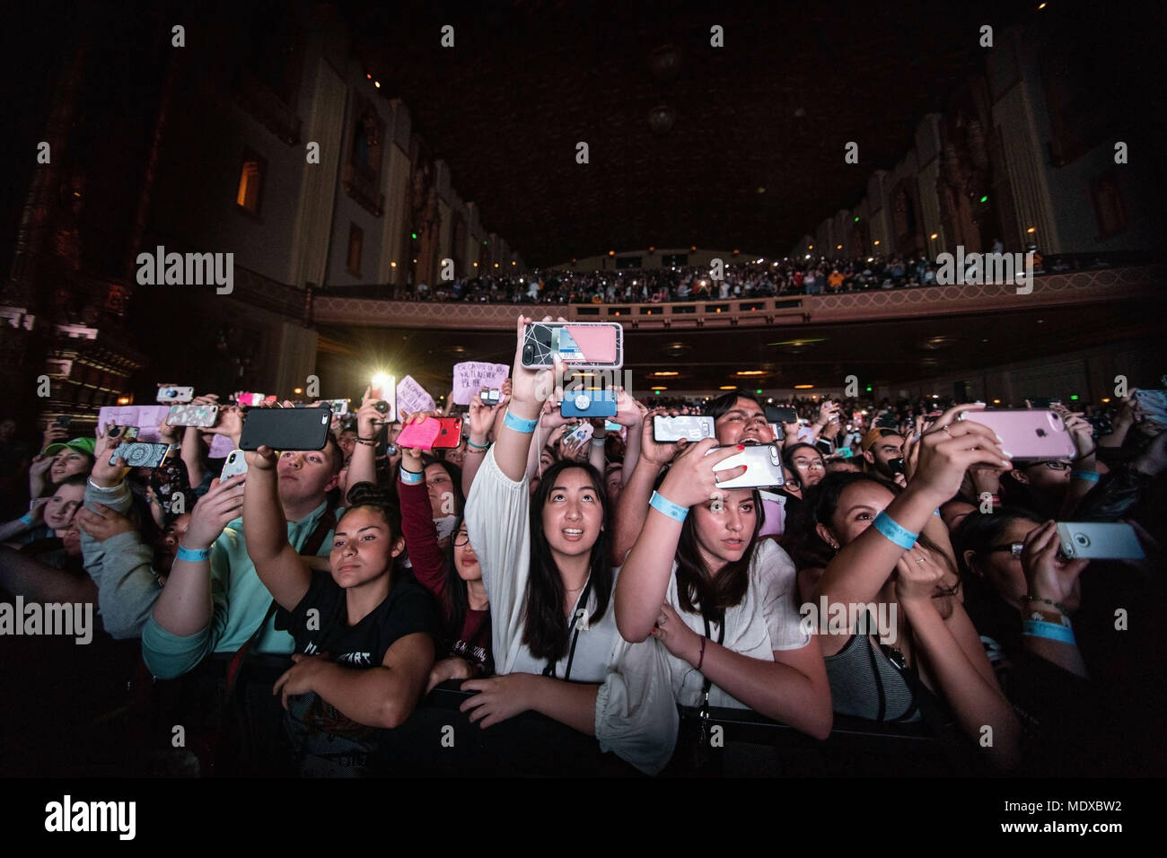 Oakland, Californie, USA. 13 avr, 2018. La foule à l'CAMILA CABELLO concert au Fox Theatre à Oakland, Californie le 13 avril 2018 Credit : Greg Chow/ZUMA/Alamy Fil Live News Banque D'Images