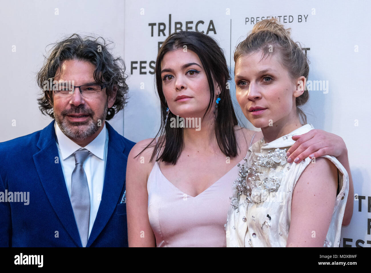 New York, États-Unis, 20 avril 2018. Réalisateur Ken Biller pose avec des acteurs Samantha Colley (qui dépeint Dora Maar) et (Poesy de Clemence qui dépeint Françoise Walter) qu'ils assistent à la première de 'génie National Geographic : Picasso au Tribeca Film Festival à New York. Photo par Enrique Shore​/ Alamy Live News Crédit : Enrique Shore/Alamy Live News Banque D'Images