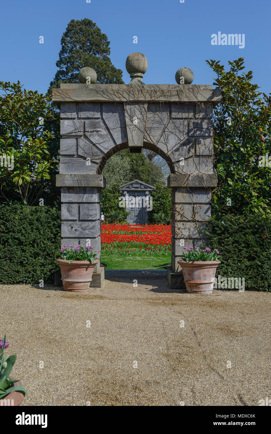 West Sussex, UK. 20 avril, 2018. À partir de mi-avril à début mai, Arundel Castle est l'endroit idéal pour les amateurs de tulipes au cours de cette période, plus de 60 000 tulipes seront fleurissent dans les magnifiques jardins du château aux visiteurs l'une des plus impressionnantes tulip s'affiche dans le pays. Une large gamme de variétés de tulipes sera en fleur au Château créer une explosion de couleurs tout au long de son vaste jardin clos. Credit : Jonathan Ward/Alamy Live News Banque D'Images