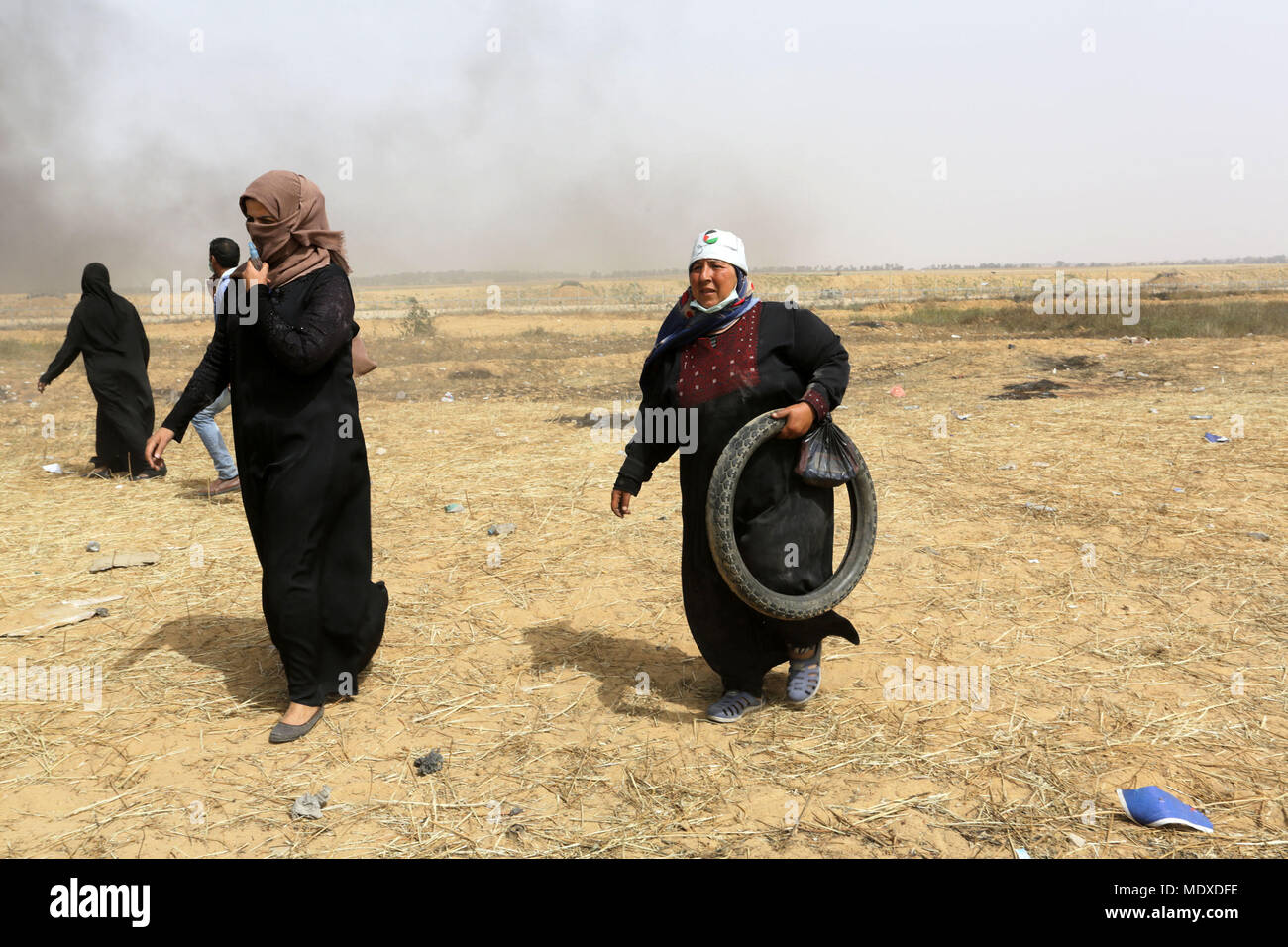 Gaza, territoire palestinien. 20 avril, 2018. Un des manifestants palestiniens un lors d'affrontements avec les forces israéliennes, à la frontière de l'est en Israel-Gaza Khan Younis, dans le sud de la bande de Gaza, le 20 avril 2018. © Abed Rahim Khatib / éveil / Alamy Live News Banque D'Images