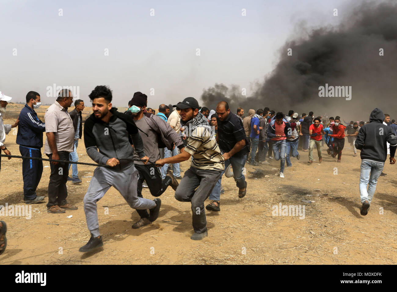 Gaza, territoire palestinien. 20 avril, 2018. Un des manifestants palestiniens un lors d'affrontements avec les forces israéliennes, à la frontière de l'est en Israel-Gaza Khan Younis, dans le sud de la bande de Gaza, le 20 avril 2018. © Abed Rahim Khatib / éveil / Alamy Live News Banque D'Images