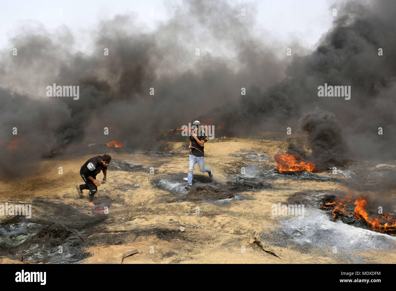 Gaza, territoire palestinien. 20 avril, 2018. Un des manifestants palestiniens un lors d'affrontements avec les forces israéliennes, à la frontière de l'est en Israel-Gaza Khan Younis, dans le sud de la bande de Gaza, le 20 avril 2018. © Abed Rahim Khatib / éveil / Alamy Live News Banque D'Images