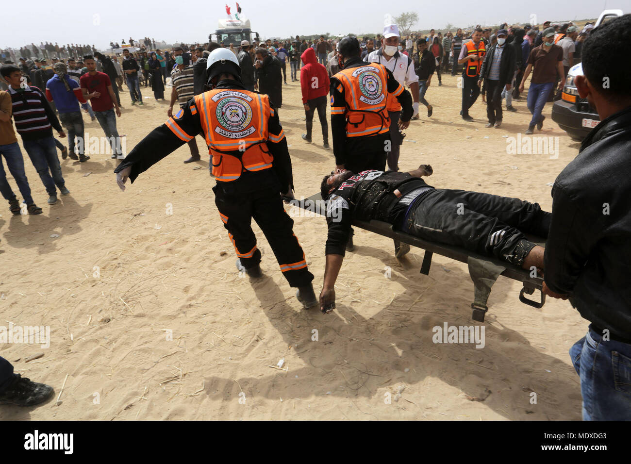 Gaza, territoire palestinien. 20 avril, 2018. Un des manifestants palestiniens un lors d'affrontements avec les forces israéliennes, à la frontière de l'est en Israel-Gaza Khan Younis, dans le sud de la bande de Gaza, le 20 avril 2018. © Abed Rahim Khatib / éveil / Alamy Live News Banque D'Images