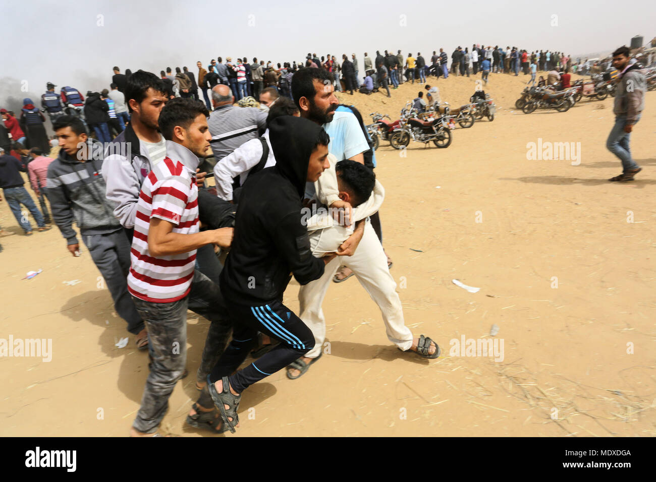 Gaza, territoire palestinien. 20 avril, 2018. Un des manifestants palestiniens un lors d'affrontements avec les forces israéliennes, à la frontière de l'est en Israel-Gaza Khan Younis, dans le sud de la bande de Gaza, le 20 avril 2018. © Abed Rahim Khatib / éveil / Alamy Live News Banque D'Images