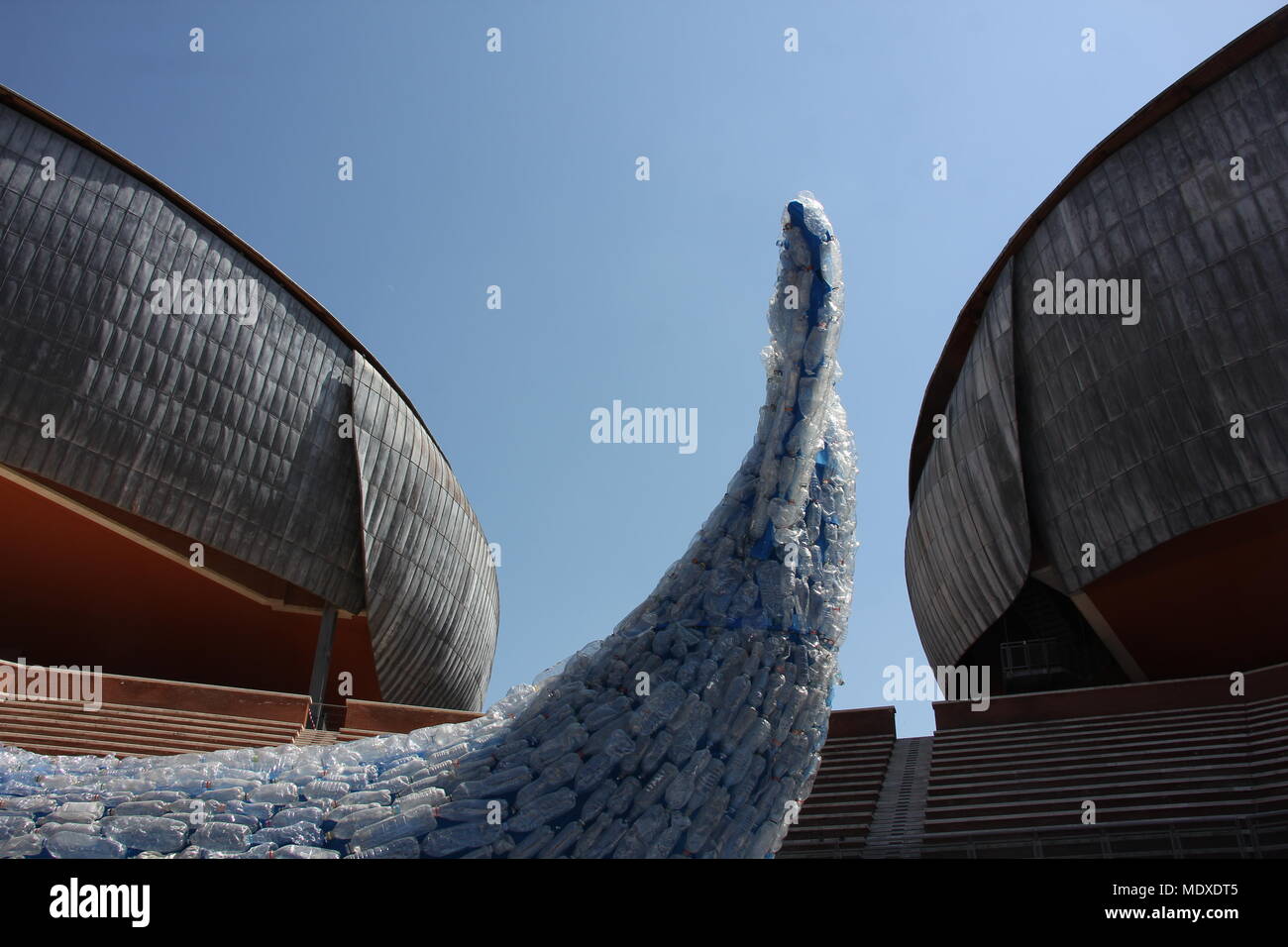 Rome, Italie. 20 avril 2018. La balena plasticus-baleine plastique faite de 250 kg de plastique, le même montant qui est jeté dans la mer chaque seconde à la National Geographic Science Festival à l'Auditorium de Rome Italie Crédit : Gari Wyn Williams/Alamy Live News Banque D'Images