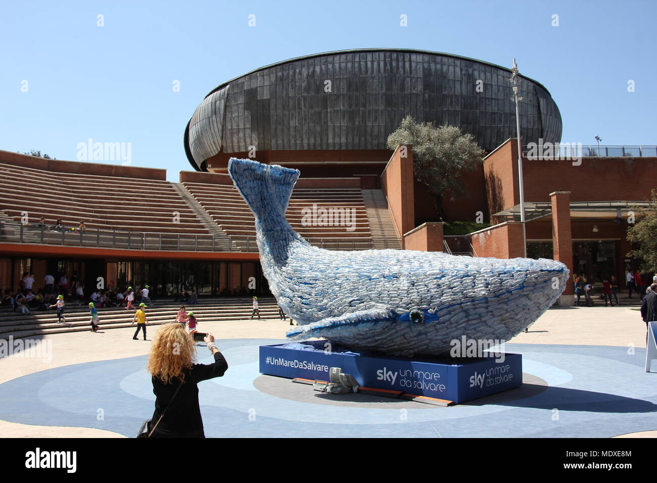 Rome, Italie. 20 avril 2018. La balena plasticus-baleine plastique faite de 250 kg de plastique, le même montant qui est jeté dans la mer chaque seconde à la National Geographic Science Festival à l'Auditorium de Rome Italie Crédit : Gari Wyn Williams/Alamy Live News Banque D'Images