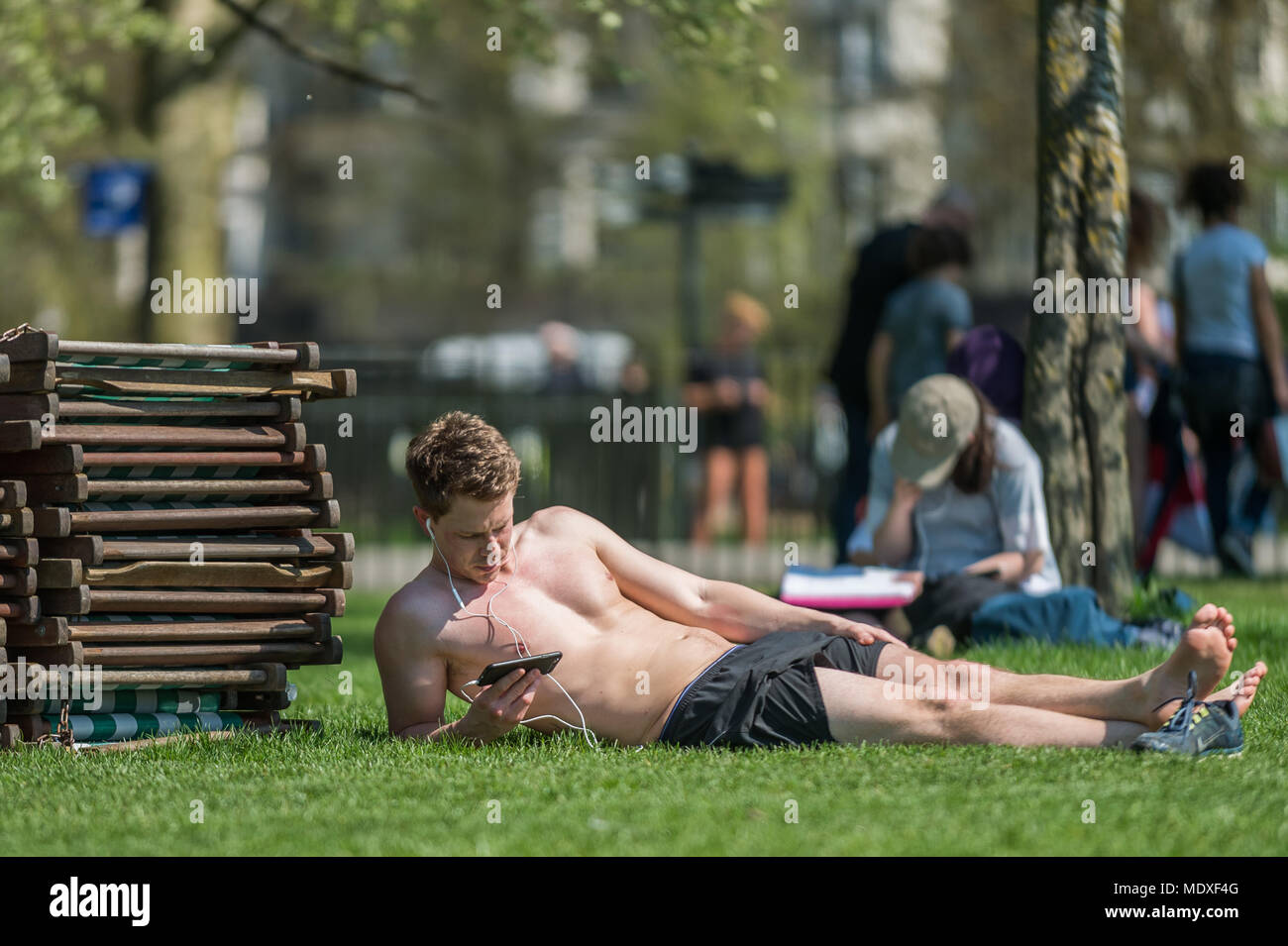 Londres, Royaume-Uni. Avril 21, 2018. Météo France : les Londoniens profitez du chaud week-end météo à Hyde Park que les températures devrait frapper 25C dans la ville. Crédit : Guy Josse/Alamy Live News Banque D'Images