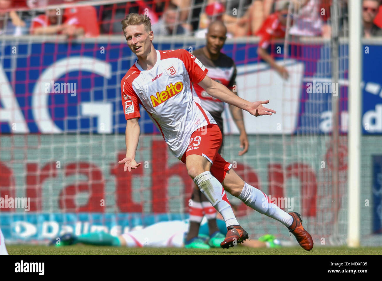 21 avril 2018, l'Allemagne, Ratisbonne : 2e Football Bundesliga allemande, Jahn Regensburg vs FC St Pauli au Continental Arena. Joshua Mees de Ratisbonne célèbre après son but pour 3:0. Photo : Armin Weigel/DPA - AVIS IMPORTANT : En raison de la Ligue allemande de football (DFL)·s règlement d'accréditation, la publication et la redistribution en ligne et dans les médias en ligne est limité pendant le match à 15 images par match : dpa Crédit photo alliance/Alamy Live News Banque D'Images