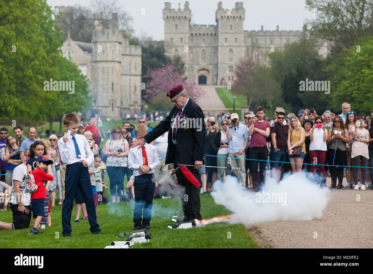 Windsor, Royaume-Uni. 21 avril, 2018. John Matthews, arrondissement bombardier, supervise un enfant tirant un petit cannon dans le cadre d'une salve de 21 coups sur la Longue Marche en face du château de Windsor pour le 92e anniversaire de la Reine. Une invitation spéciale est délivré aux enfants pour aider à célébrer l'anniversaire de la Reine. L'anniversaire officiel de la Reine est célébré le 11 juin. Credit : Mark Kerrison/Alamy Live News Banque D'Images