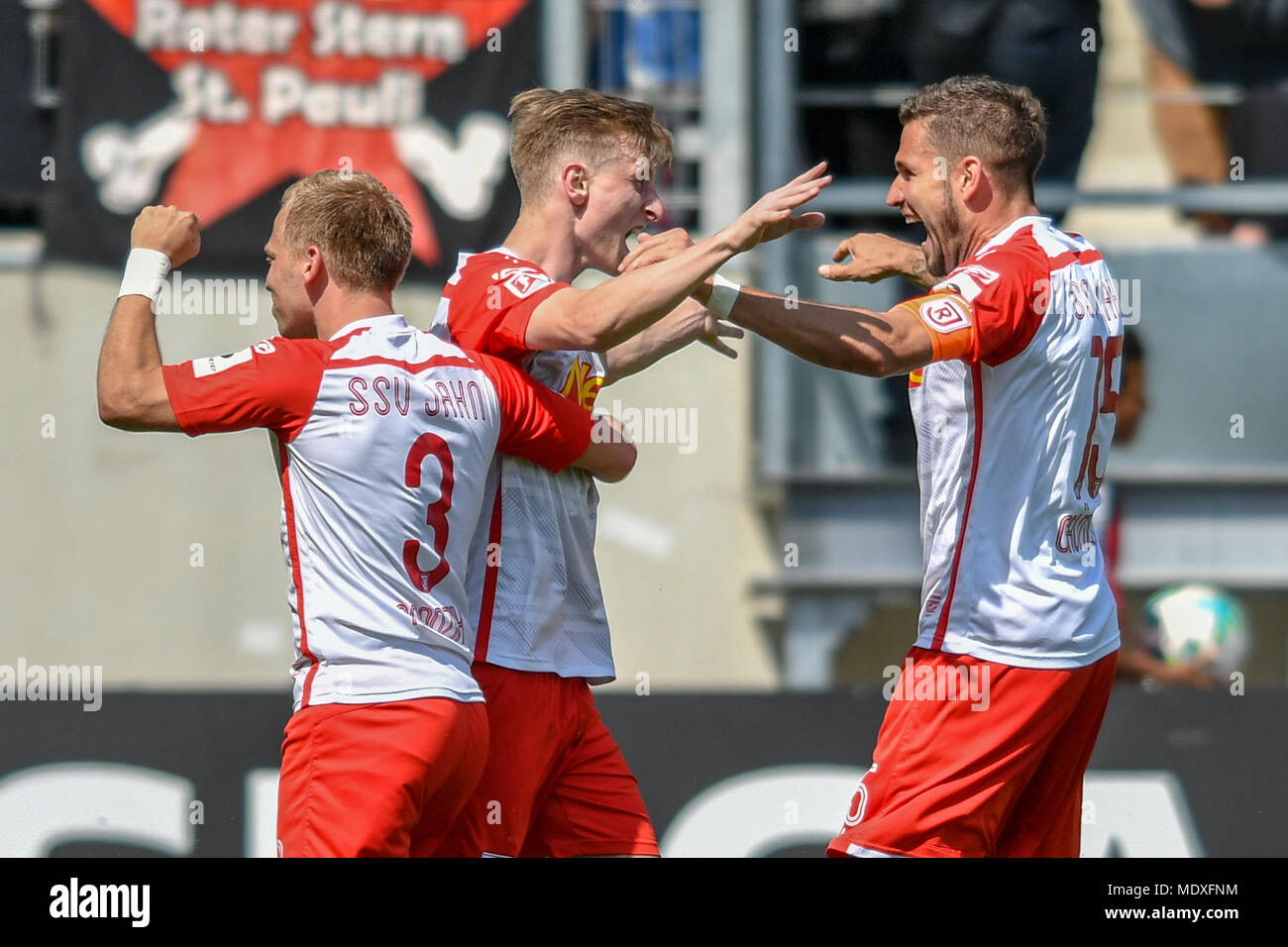 21 avril 2018, l'Allemagne, Ratisbonne : 2e Football Bundesliga allemande, Jahn Regensburg vs FC St Pauli au Continental Arena. Joshua Mees (c) de Ratisbonne célèbre avec ses coéquipiers Marco Gruettner (r) et Alexander Nandzik après son but pour 3:0. Photo : Armin Weigel/DPA - AVIS IMPORTANT : En raison de la Ligue allemande de football (DFL)·s règlement d'accréditation, la publication et la redistribution en ligne et dans les médias en ligne est limité pendant le match à 15 images par match : dpa Crédit photo alliance/Alamy Live News Banque D'Images