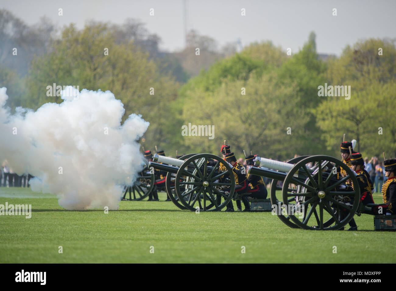 Hyde Park, London, UK. 21 avril, 2018. La Troupe du Roi Royal Horse Artillery, vêtu impeccablement présenté grande tenue uniforme, montent leurs chevaux et chariots d'armes à feu à Hyde Park pour une arme à feu 41 Royal Salute à 12 heures pour marquer le 92e anniversaire de la Reine. Credit : Malcolm Park/Alamy Live News. Banque D'Images