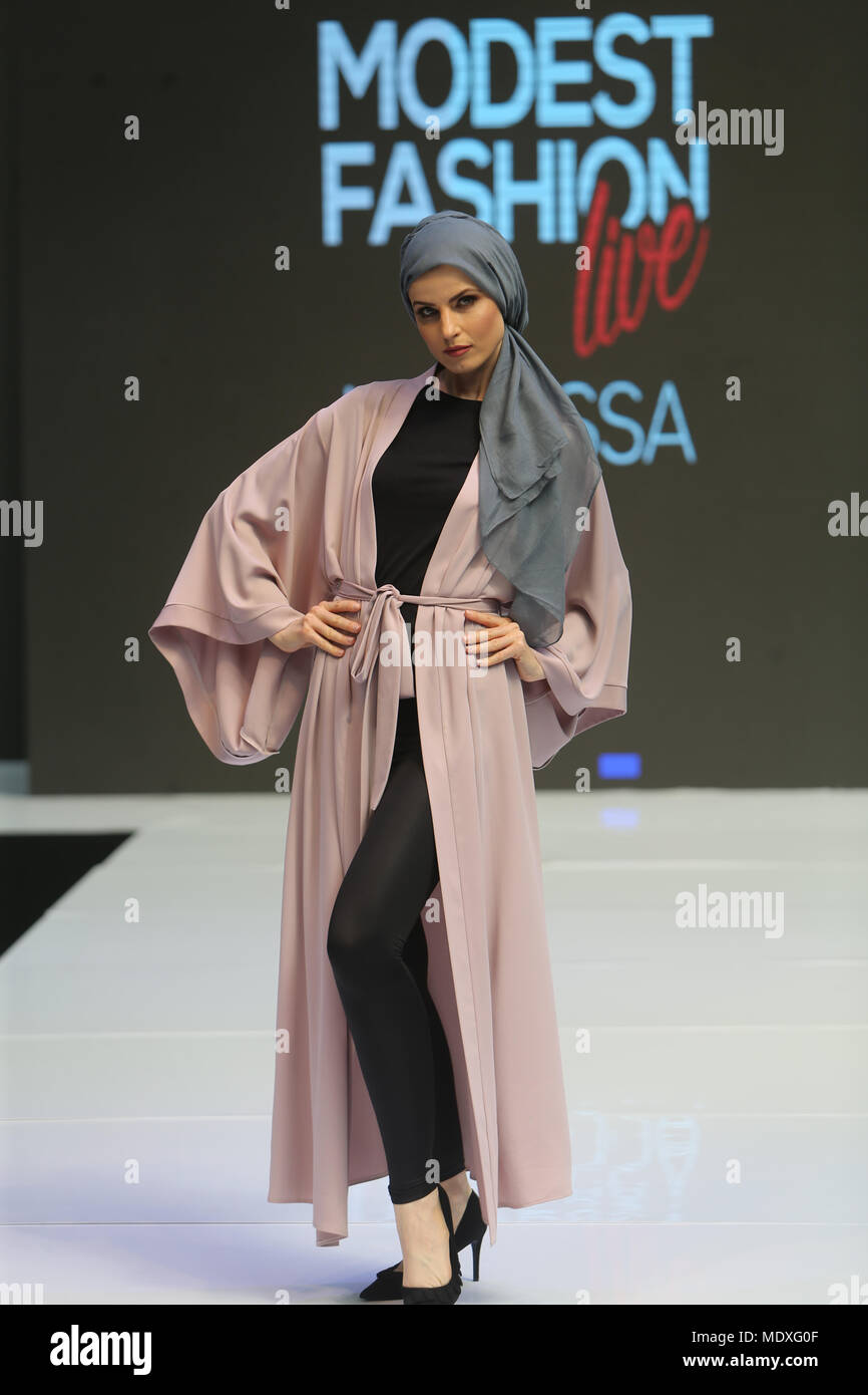 Londres, Royaume-Uni. 21 avril, 2018. Le modeste fashion show comme partie du monde musulman, qui ont eu lieu dans l'Olympia de Londres a vu les grands noms de la mode couture dans la piste avec AAB, Abaya Buth, Aidijuma,Arabesque,Définir Farrah Naaz,Couture,Hijup ,Inayah Melon,PAR,Modessa Munamer,Meraki par Chiara Taffarello Salayfa,Saiqa Majid,et cravate Shop@Paul/Quezada-Neiman Alamy Live News Banque D'Images