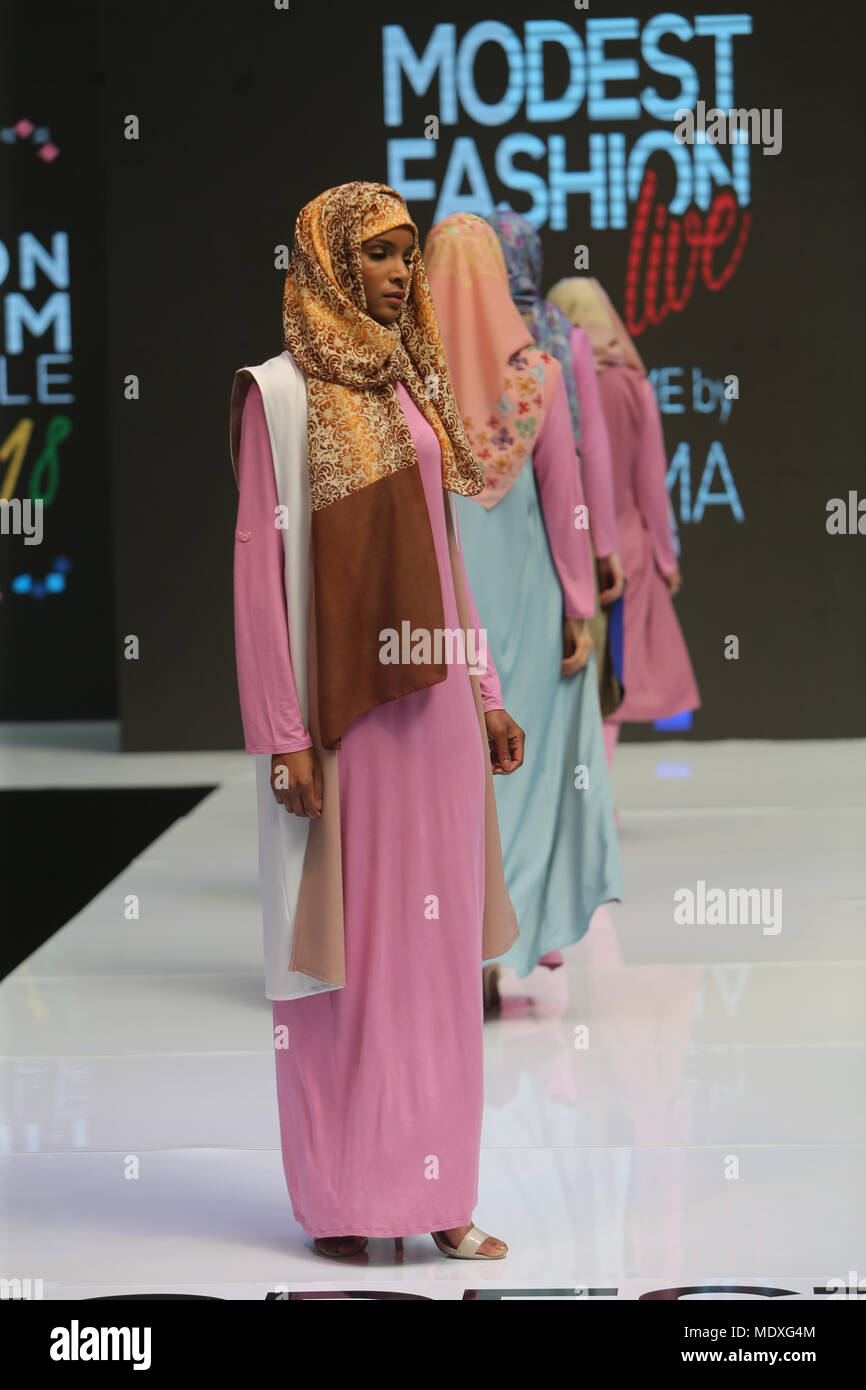 Londres, Royaume-Uni. 21 avril, 2018. Le modeste fashion show comme partie du monde musulman, qui ont eu lieu dans l'Olympia de Londres a vu les grands noms de la mode couture dans la piste avec AAB, Abaya Buth, Aidijuma,Arabesque,Définir Farrah Naaz,Couture,Hijup ,Inayah Melon,PAR,Modessa Munamer,Meraki par Chiara Taffarello Salayfa,Saiqa Majid,et cravate Shop@Paul/Quezada-Neiman Alamy Live News Banque D'Images