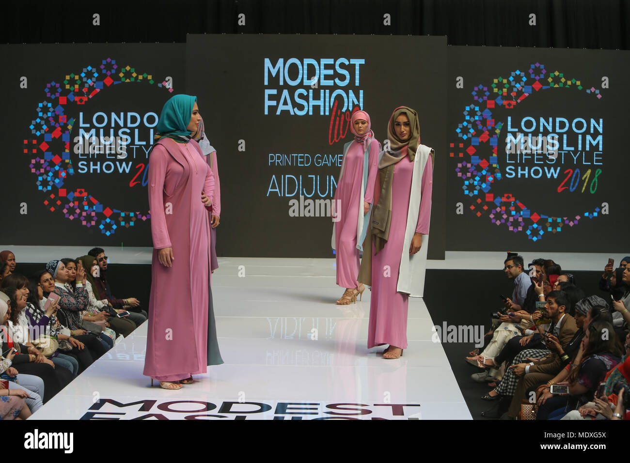 Londres, Royaume-Uni. 21 avril, 2018. Le modeste fashion show comme partie du monde musulman, qui ont eu lieu dans l'Olympia de Londres a vu les grands noms de la mode couture dans la piste avec AAB, Abaya Buth, Aidijuma,Arabesque,Définir Farrah Naaz,Couture,Hijup ,Inayah Melon,PAR,Modessa Munamer,Meraki par Chiara Taffarello Salayfa,Saiqa Majid,et cravate Shop@Paul/Quezada-Neiman Alamy Live News Banque D'Images