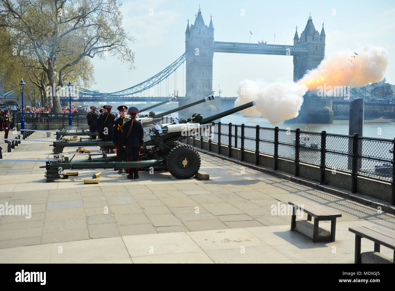 Londres, Royaume-Uni. 21 avril 2018. Des soldats de l'Honorable Artillery Company (HAC, la ville de London Regiment de l'armée de réserve) fire une salve de 62 pour marquer le 92e anniversaire de Sa Majesté la Reine Elizabeth II, à la Tour de Londres, Londres, Angleterre, Royaume-Uni. L118 trois légères de cérémonie sont utilisés pour tirer les 62 coups d'artillerie, de l'autre côté de la Tamise, à des intervalles de dix secondes. Les armes sont similaires à celles utilisées au cours des dernières années en Afghanistan. Crédit : Michael Preston/Alamy Live News Banque D'Images