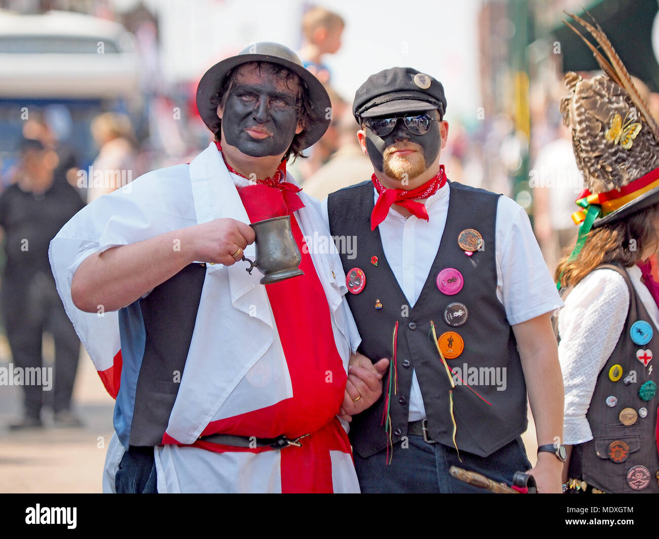 Sittingbourne, Kent, UK. 21 avril, 2018. Sittingbourne High Street a tenu une célébration de la fête de saint George avec des stands, des voitures classiques, les artistes de rue et un remorqueur de la guerre. Credit : James Bell/Alamy Live News Banque D'Images