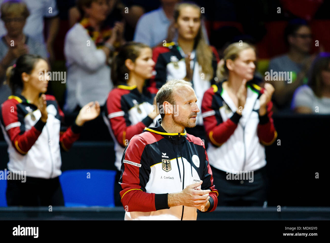 Stuttgart, Allemagne, 21 avril, 2018. Le capitaine de l'équipe allemande Jens Gerlach pendant la demi-finale de Fed Cup. Crédit : Frank Molter/Alamy Live News Banque D'Images